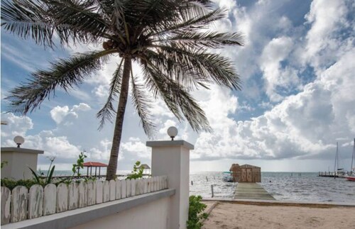 3 bedroom apartment- 5 mins to beach & Town