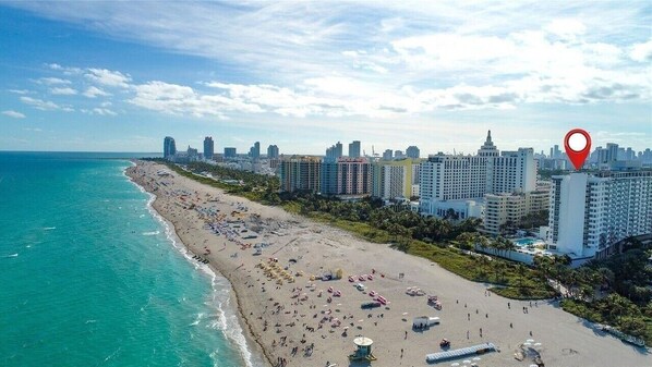 在海滩、沙滩椅