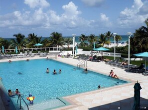 室外游泳池，恒温泳池