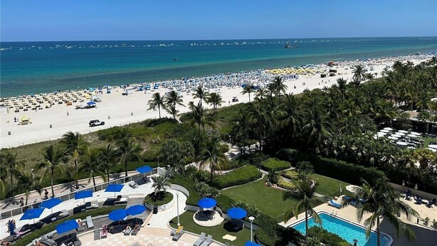 A beach resort with a pool, sun loungers, and umbrellas. - Romantic-Stunning-Ocean view-Balcony-Panoramic-Amazing Sunrise-Miami-South-Beach (Miami Beach)