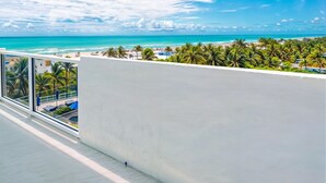 A balcony with a view of a beach and ocean. - Romantic-Stunning-Ocean view-Balcony-Panoramic-Amazing Sunrise-Miami-South-Beach (Miami Beach)