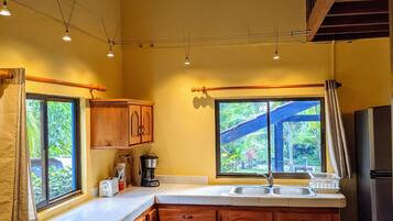 Réfrigérateur, four, plaque de cuisson, cafetiÚre/bouilloire