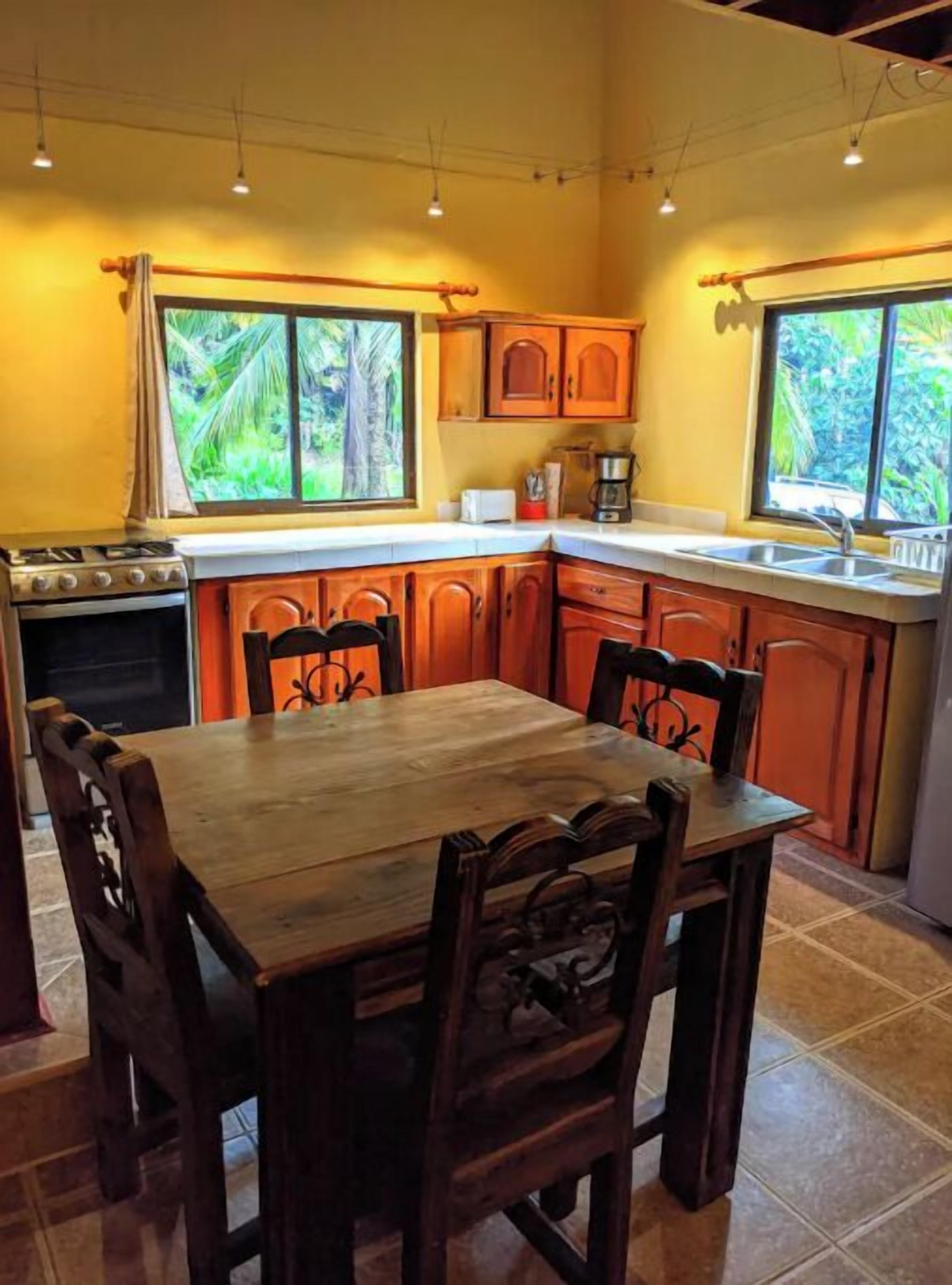 Jääkaappi, uuni, liesi, kahvin-/teenkeitin