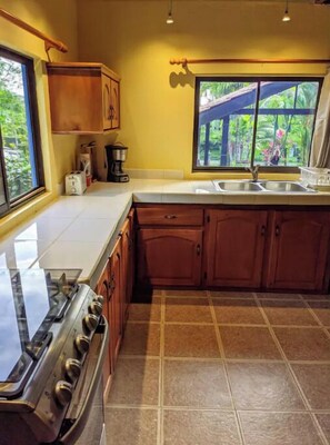 Refrigerador, horno, parrilla de estufa y cafetera y tetera