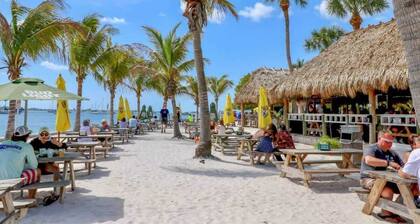 Waterfront Condo w/ Kayaks, Resort Pool, Sarasota