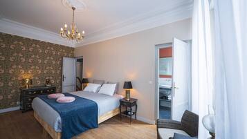 3 chambres, coffres-forts dans les chambres, fer et planche Ă repasser