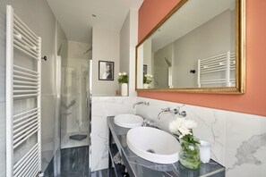 Dusche, Haartrockner, Handtücher, Seife