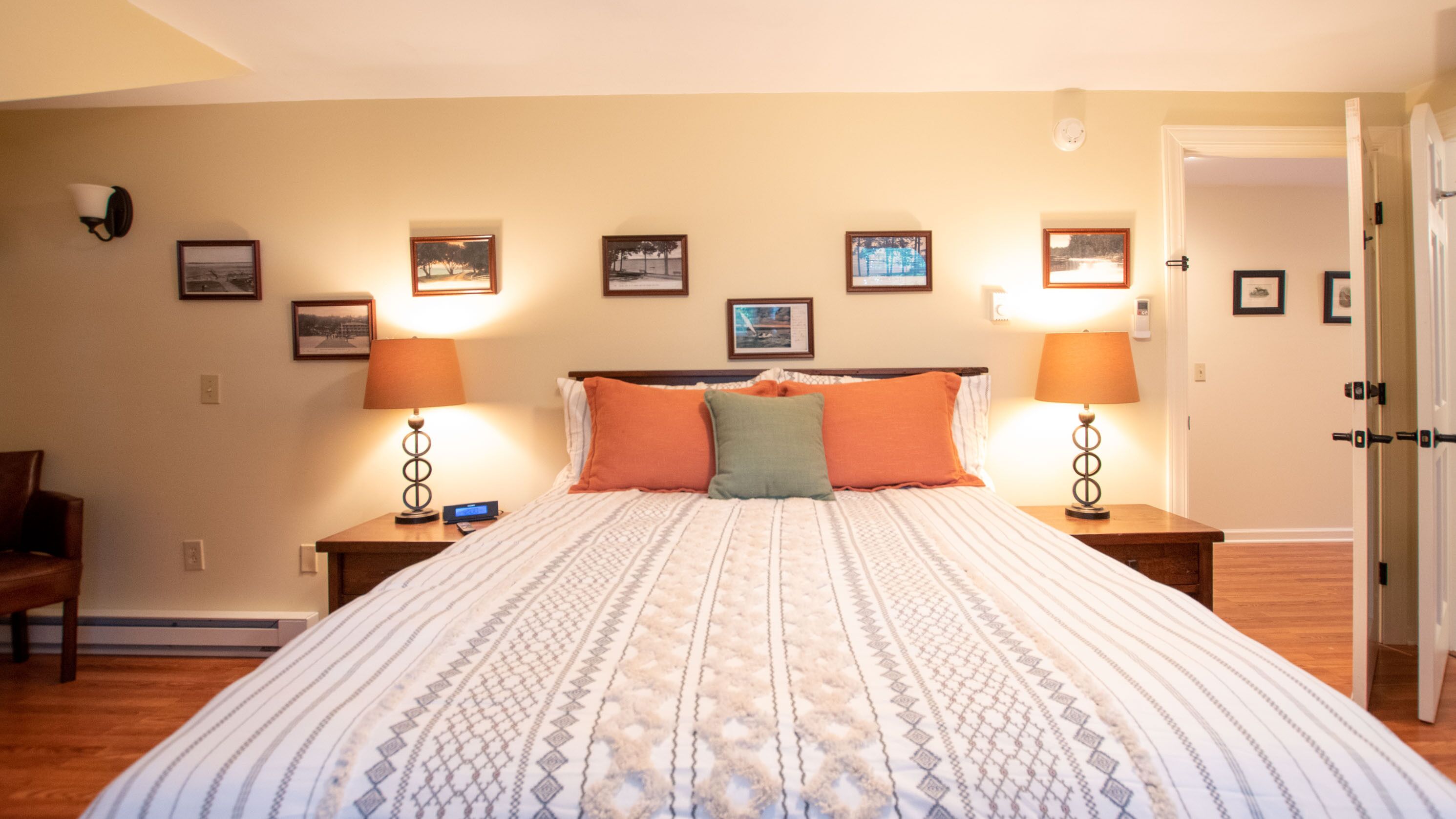 2 bedrooms, iron/ironing board, internet, bed sheets