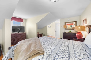2 bedrooms, iron/ironing board, WiFi (free), bed sheets - Olver Farm Guest House : Park-Like Setting (Romulus)