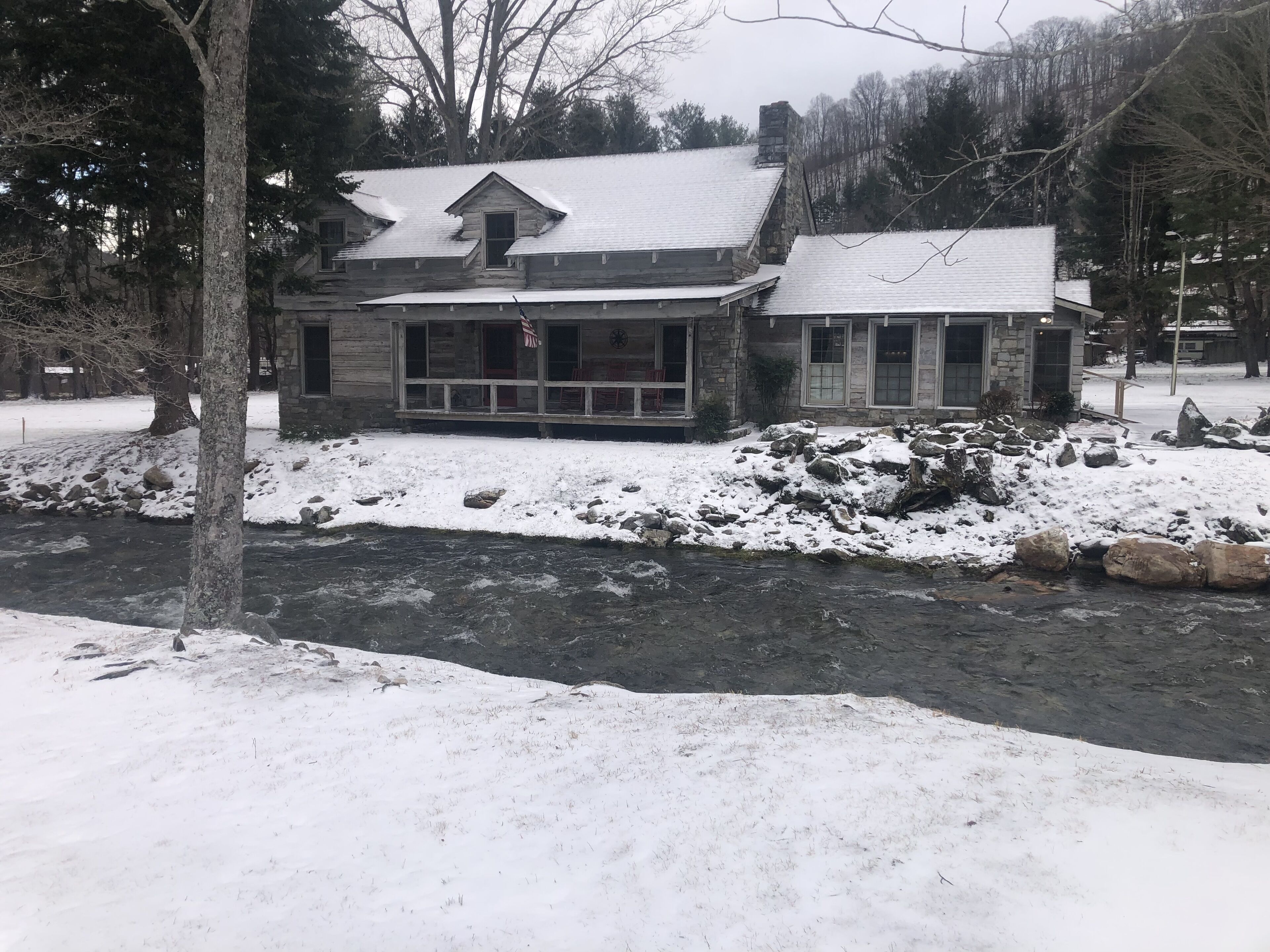 Pioneer Village Creekside 4-bedroom cabin perfect for a family retreat! 
