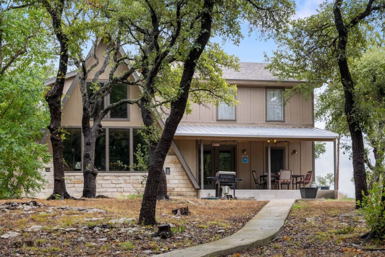 Brownwood Lodge · Roomy Lodge Nestled Lakeside