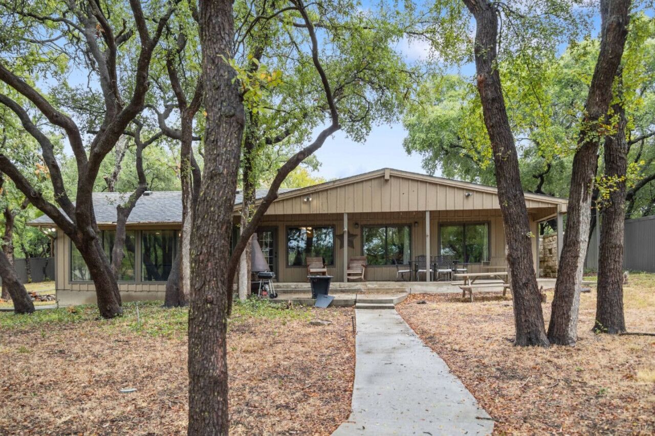 Brownwood Lakehouse · Lakehouse in Cason Cove