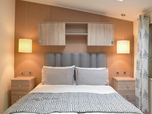 2 bedrooms, free WiFi, bed sheets - 2 bedroom accommodation in Corton, near Lowestoft (Corton, near Lowestoft)