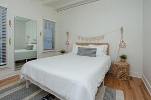 6 habitaciones, tabla de planchar con plancha y cuna de viaje