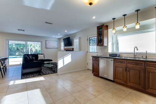 4 Bedroom West Hills Charmer with Pool and Jacuzzi