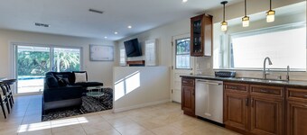 4 Bedroom West Hills Charmer with Pool and Jacuzzi