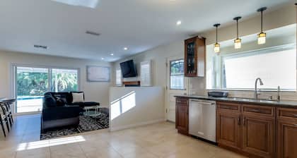 4 Bedroom West Hills Charmer with Pool and Jacuzzi