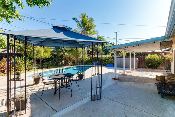 تناول الطعام بالخارج