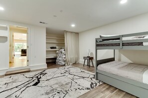 4 slaapkamers, een strijkplank/strijkijzer, reisbedje, gratis wifi