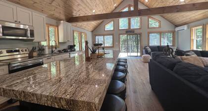 Boulder Field Manor ~ Sleeps 26 -Beach Access ~ Hot Tub!