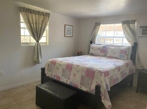 1 makuuhuone, työpöytä, silitysrauta/-lauta, vauvan matkasänky