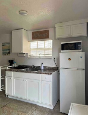 Jääkaappi, mikroaaltouuni, kahvin-/teenkeitin, leivänpaahdin