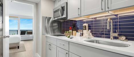 Een koelkast, een magnetron, een oven, een kookplaat