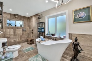 Badewanne, Haartrockner, Handtücher, Seife
