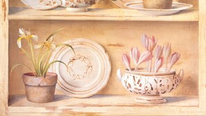 A shelf with a potted plant, a decorative plate, and a ceramic pot with flowers. - Monte Solena 45C in Bormio (Bormio)