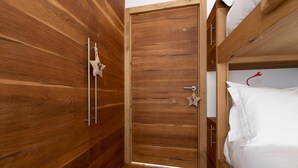 A wooden bunk bed room with a star-shaped decoration on the door. - Italianway - Castellazzi 14 (Bormio)
