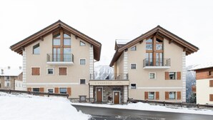 A two-story hotel with a mountain view, featuring balconies and a stone facade. - Italianway - San Pietro 8 - F - Pino - So-l563-spie8fs (Valdisotto)