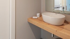 A bathroom with a large white sink, a mirror, and a wooden countertop. - Villa Paloma - Levante Bs-e967-prov4at (Marone)