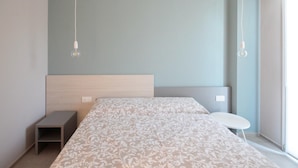 A bedroom with a bed, bedside tables, and a window. - Villa Paloma - Levante Bs-e967-prov4at (Marone)
