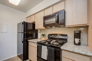 Dining tables - *Hidden Gem* cozy 1 bd/1bath NRG/TMC/DT/Zoo/Museums (Houston)