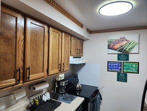 Microwave, oven, stovetop, dishwasher - Traveling Nurse & Healthcare Professional One Bedroom Fully Entire Apartment (Brooklyn)