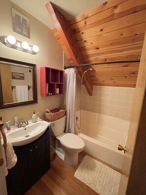 Badewanne, Haartrockner, Handtücher, Seife