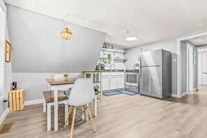 Frigorífico, microondas, horno y placa de cocina