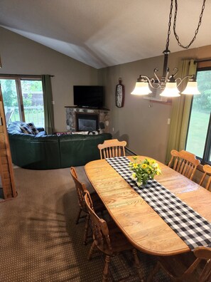 Dining - Lakes-area vacation - walk to Pelican Lake, golfing, bars, restaurants and more! (Pequot Lakes)