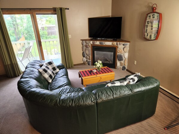 Smart TV, fireplace - Lakes-area vacation - walk to Pelican Lake, golfing, bars, restaurants and more! (Pequot Lakes)