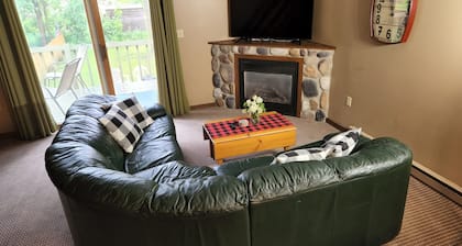 Lakes-area vacation - walk to Pelican Lake, golfing, bars, restaurants and more!