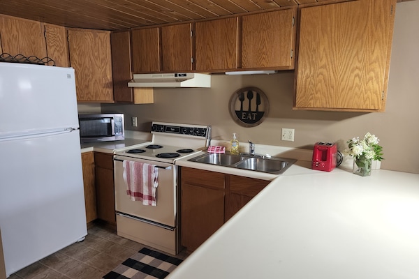 Kjøleskap, mikrobølgeovn, ovn og kokeplater