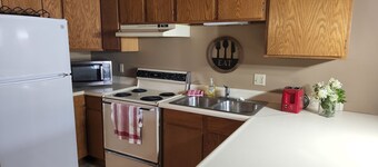 Lakes-area vacation - walk to Pelican Lake, golfing, bars, restaurants and more!