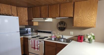 Lakes-area vacation - walk to Pelican Lake, golfing, bars, restaurants and more!