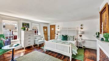 Apartemen, Beberapa Tempat Tidur (Sage and Madison House - Hall Suite -) | 2 kamar tidur, setrika/meja setrika, Wi-Fi, dan jam alarm