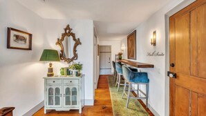Apartment, Mehrere Betten (Sage and Madison House - Hall Suite -) | 2 Schlafzimmer, Bügeleisen/Bügelbrett, WLAN, Wecker