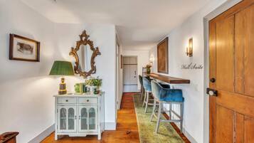 Apartemen, Beberapa Tempat Tidur (Sage and Madison House - Hall Suite -) | 2 kamar tidur, setrika/meja setrika, Wi-Fi, dan jam alarm