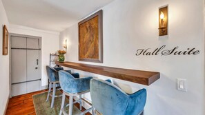 อพาร์ทเมนท์, หลายเตียง (Sage and Madison House - Hall Suite -) | 2 ห้องนอน, เตารีด/โต๊ะรีดผ้า, Wi-Fi, นาฬิกาปลุก