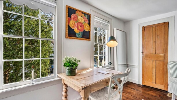 Apartment, Mehrere Betten (Sage and Madison House - Hall Suite -) | Wohnzimmer | Fernseher, Kamin