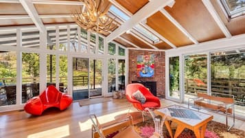 Maison, plusieurs lits (Barnes Landing Tree House) | Salle de séjour