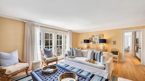 House, Multiple Beds (Hideaway on Holly) | Living area